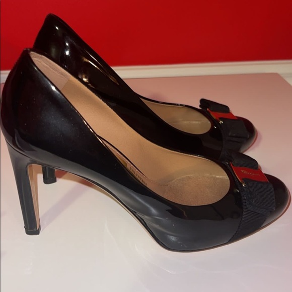 Black Salvatore Ferragamo heels comes with original box an authentication card - Picture 3 of 8
